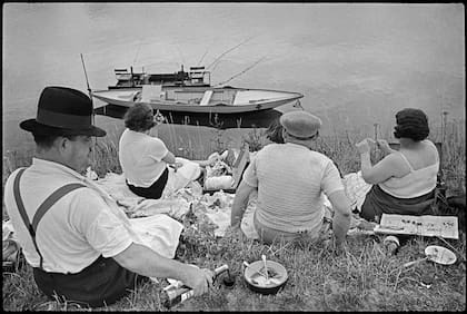 Domingo a la orilla del río Sena, Francia (1938)