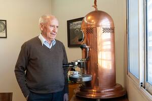 Llegó de España en barco, fue marinero y abrió su tostadero de café hace 45 años