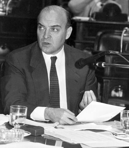 Domingo Cavallo en la interpelación en el Senado el 20 de agosto de 1992; defendió las privatizaciones
