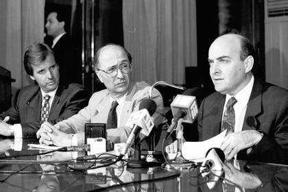 Domingo Cavallo, su viceministro Carlos Sánchez y Martín Redrado, en medio de una disputa interna en Economía, ofrecen una conferencia de prensa el 24 de agosto de 1992