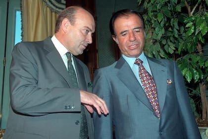 ARCHIVO.- Domingo Cavallo y Carlos Menem, durante el mandato del riojano