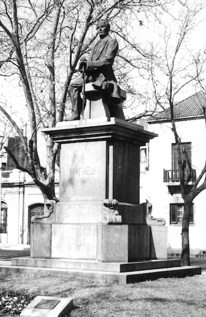 Domingo Matheu se le encargó al escultor argentino Mateo Alonso. Está en el barrio de La Boca.