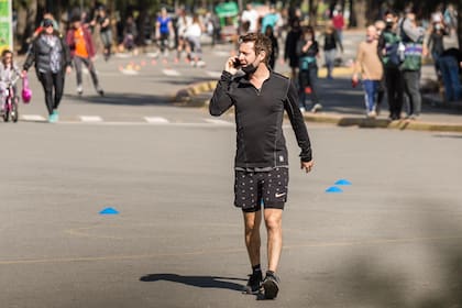 Domingo por la mañana. Al igual que el sábado, también salió a correr por los lagos de Palermo. En un alto al trote, atiende su celular