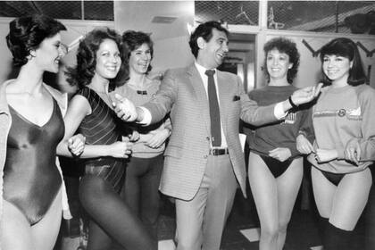 Domingo sonríe rodeado de las Rockettes del Radio City Music Hall de Nueva York, en febrero de 1984