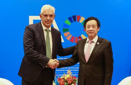 Domínguez con el director General de la FAO, Qu Dongyu