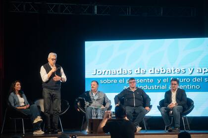Domínguez: "Nos vamos motivados para seguir trabajando en la construcción de una propuesta que represente lo que el Justicialismo quiere para una Argentina agroindustrial que produzca más, genere más empleo y colabore en la generación de divisas exportando valor agregado"
