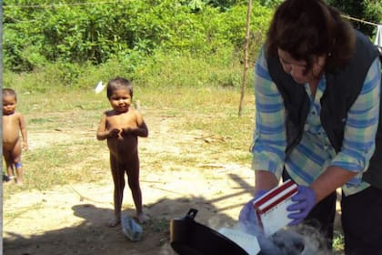 Domínguez tiene varios proyectos de investigación. Uno de ellos está concentrado en el microbioma de pueblos aislados