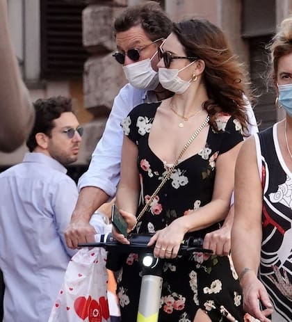 Dominic West y Lily James: las fotos que desataron la polémica