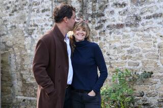 Tras las fotos junto a Lily James, Dominic West se mostró junto a su esposa