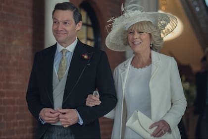 Dominic West como el ahora rey Carlos III y Olivia Williams como la reina Camilla, en los últimos episodios de The Crown
