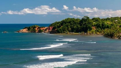 Dominica es una isla del Caribe que se caracteriza por sus montes verdes.