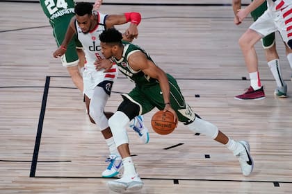 Dominio gigante: el griego Giannis Antetokounmpo es uno de los jugadores más dominantes de la NBA; ¿le alcanzará para llevar a Milwaukee al anillo?