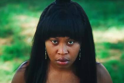 Dominique Fishback, como Dre