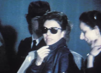 Dominique Prieur fue uno de los dos únicos agentes que pudieron ser arrestados. Aquí en el aeropuerto cuando fue repatriada dos años después de ser condenada