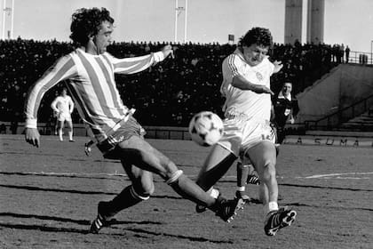 Dominique Rocheteau, de Francia, con la camiseta de Kimeberly, ante la marca del húngaro Gyozo Martos