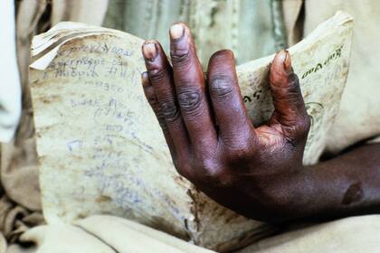 La imagen favorita: “Es adorable esta mano”, dice la francesa Dominique Roger mientras acaricia los dedos que se ven en la fotografía. “Para mí esta imagen representa la convergencia entre el mundo del trabajador rural y su deseo de aprender a leer y escribir”