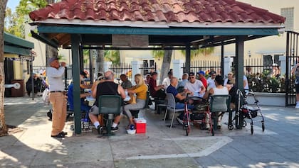 Domino Park es uno de los espacio de encuentro más elegidos por migrantes en Little Habana, Miami