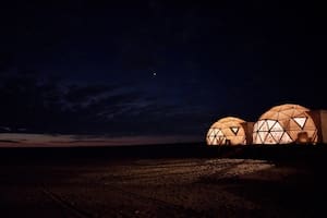 El vanguardista complejo que se recuesta sobre arenas de la Patagonia frente al mar