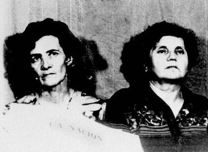 Domon y Duquet (derecha), en su cautiverio, con un ejemplar de LA NACION del 14 de diciembre de 1977