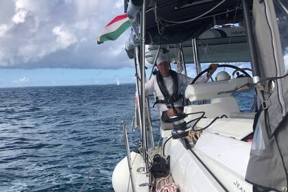 Domonkos Bosze navega su barco "Teatime" cerca de Marigot, Saint-Martin.