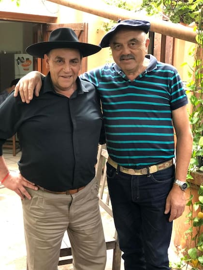 Don Ardiles junto al Chaqueño Palavecino, uno de sus fieles clientes.