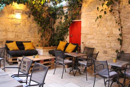 "Don Armando" está ubicado en un patio interno en la plaza central de la ciudad de Hvar.