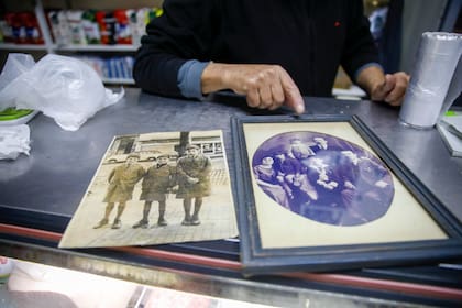 Don Arnaud Laco, su abuelo, fue quien emigró, con tan solo dieciséis años, en compañía de su hermano tres años mayor, hacia Argentina a principios del siglo XIX