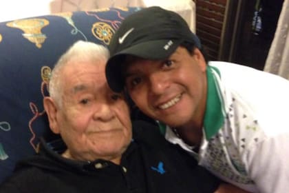Don Diego y Lalo Maradona; el hermano del ex crack confirmó que el hombre está internado