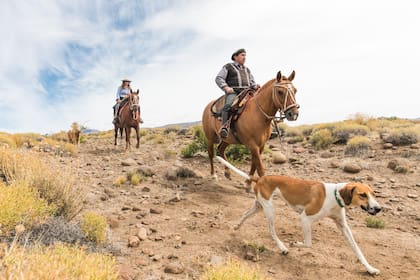 Don Hugo Bravo, encargado de ganadería de la estancia, de recorrida con Lorena Nicolás Creide.