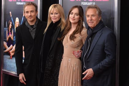 Don Johnson junto a Melanie Griffith y sus hijos Dakota y Jesse Johnson, hace unos años en una alfombra roja