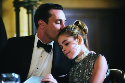 Don (Jon Hamm) y Sally (Kiernan Shipka), en sus mejores momentos. La ropa de ambos, en la muestra