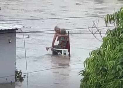 Don Layo toma a su esposa y la sienta sobre un compresor de aire acondicionado
