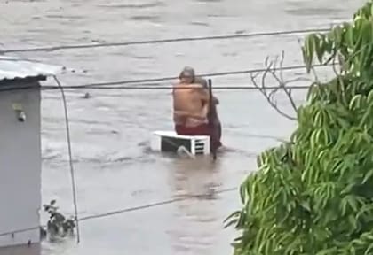 Don Layo y Doña Elo se abrazan en medio de la corriente