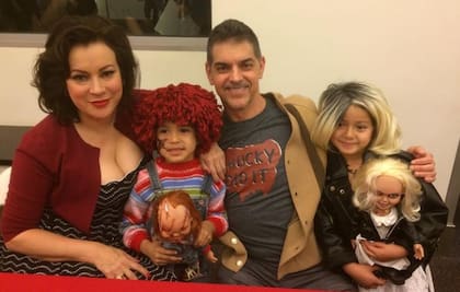 Don Mancini, creador de Chucky, junto a Jennifer Tilly.