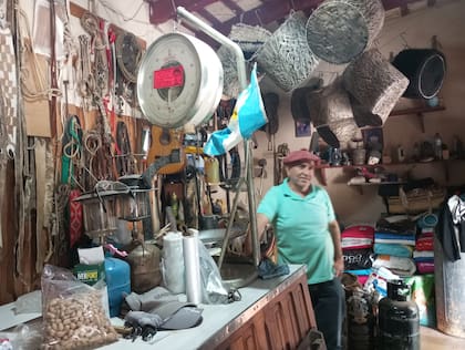 Don Mario está al frente de la pulpería desde hace más de 30 años