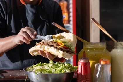 Don Pepe tiene un salón grande y mucha clientela.