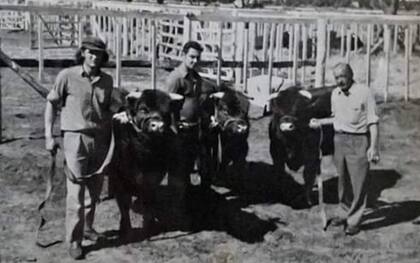 Don Virgilio Álvarez (derecha), su hijo Pitiqui (centro) y un conocido