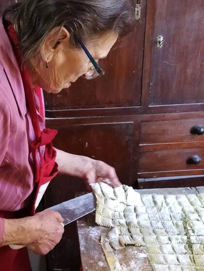 Doña Irma amasa los ravioles que se sirven en su comedor cada domingo.