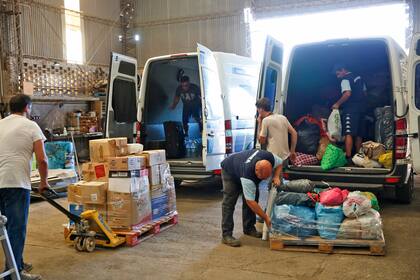 Donaciones en el depósito de transporte Sierra en Don Torcuato.