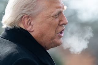 Trump se esconde detrás de una lupa