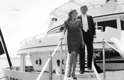 Donald e Ivana Trump desembarcan del yate "Trump Princess" en Nueva York en 1988