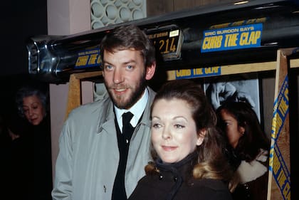 Donald Sutherland junto a su segunda esposa y madre de sus dos hijos mayores, Shirley Douglas