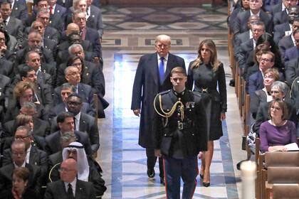 Donald Trump junto con Melania al llegar al funeral 