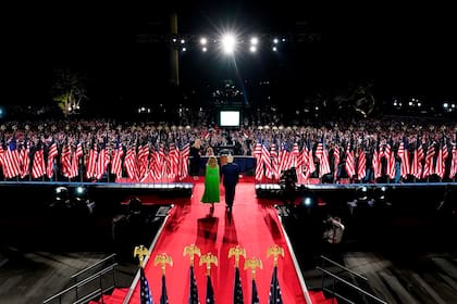 Unas 1500 personas (la mayoría sin barbijo) fue al Jardín Sur de la Casa Blanca a escuchar a Trump