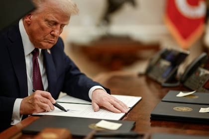 Donald Trump comenzó a firmar sus primeros decretos en temas de políticas migratorias