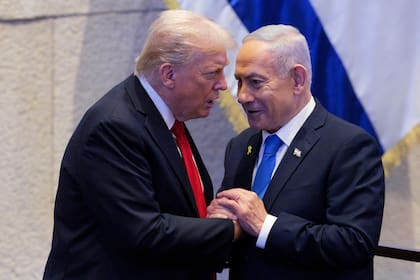 Donald Trump con el primer ministro israelí Benjamin Netanyahu en la Knéset (parlamento israelí) en Jerusalén el 13 de octubre