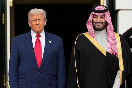 Donald Trump con el príncipe heredero,Mohammed bin Salman, de Arabia Saudita, en la Casa Blanca, en noviembre de 2025 (AP Foto/Mark Schiefelbein, archivo)