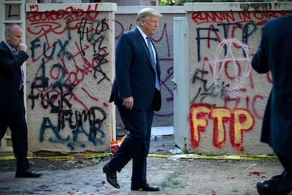 Donald Trump, con la vandalizada iglesia episcopal St. John detrás, el 1° de junio en Washington