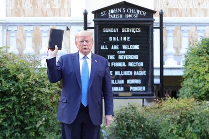 Trump, con una Biblia en la mano, en Washington