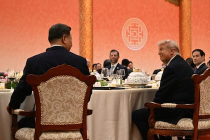Donald Trump conversa con Xi Jinping durante el banquete de Estado en Pekín, bajo la mirada de Marco Rubio y Li Qiang